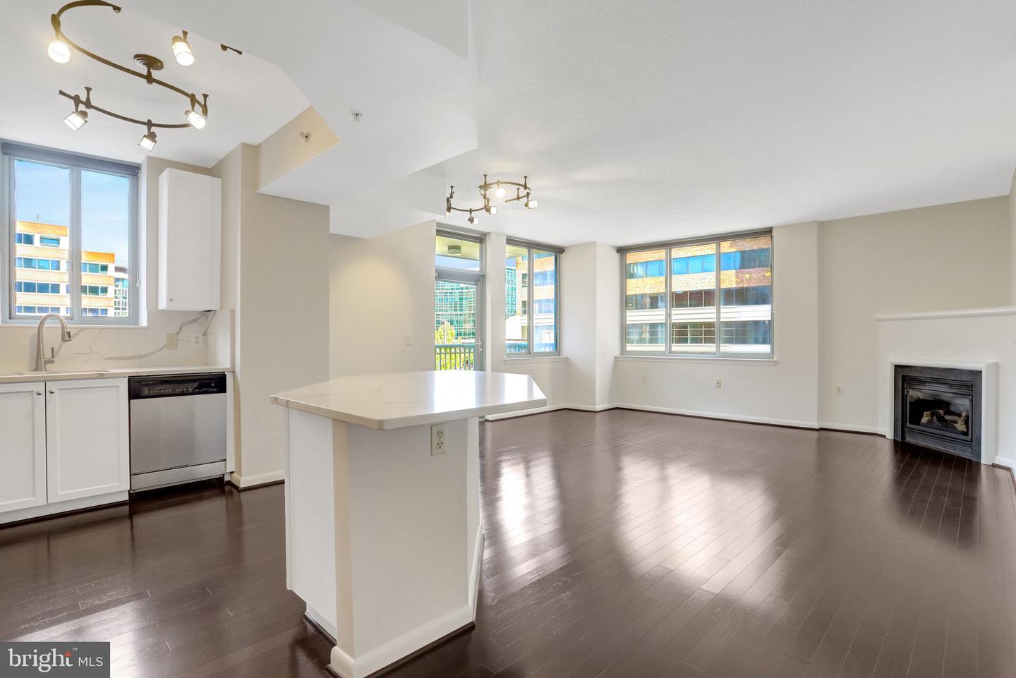 851 N Glebe Rd #311 Property Photo 1