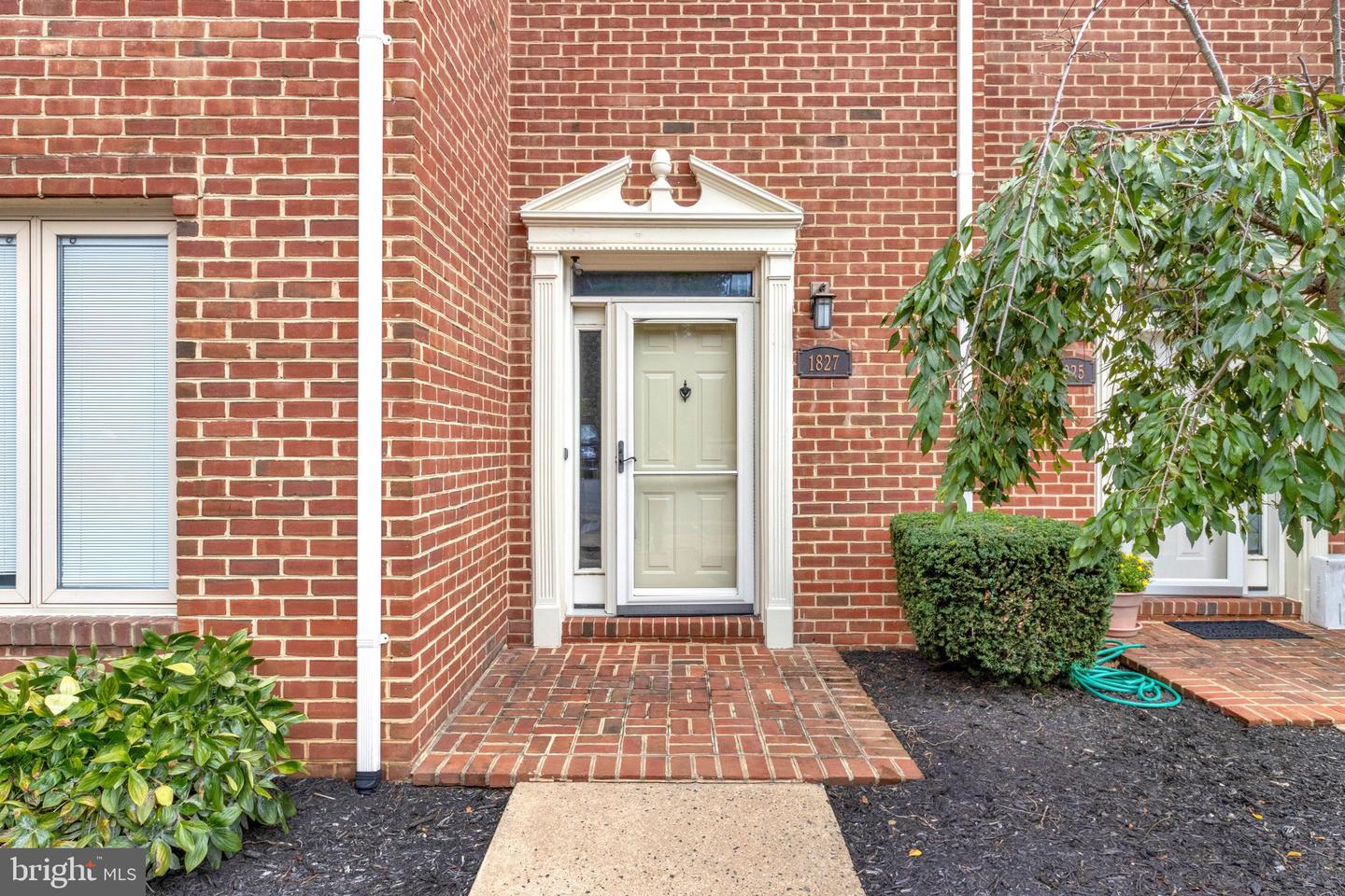 1827 N UHLE ST #1 Property Photo 1