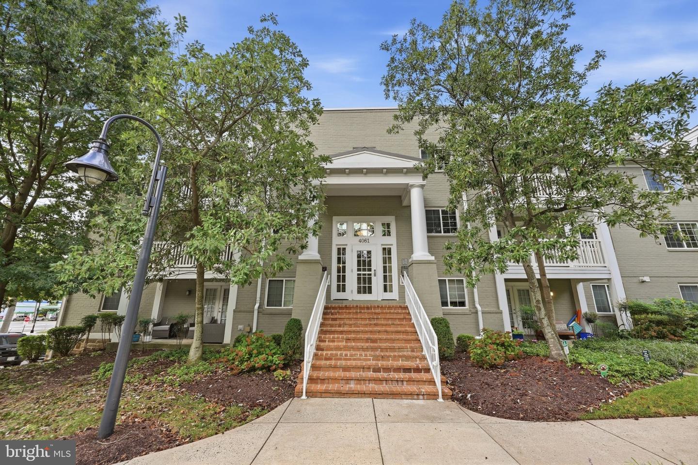 4061 S FOUR MILE RUN DR #301 Property Photo 1