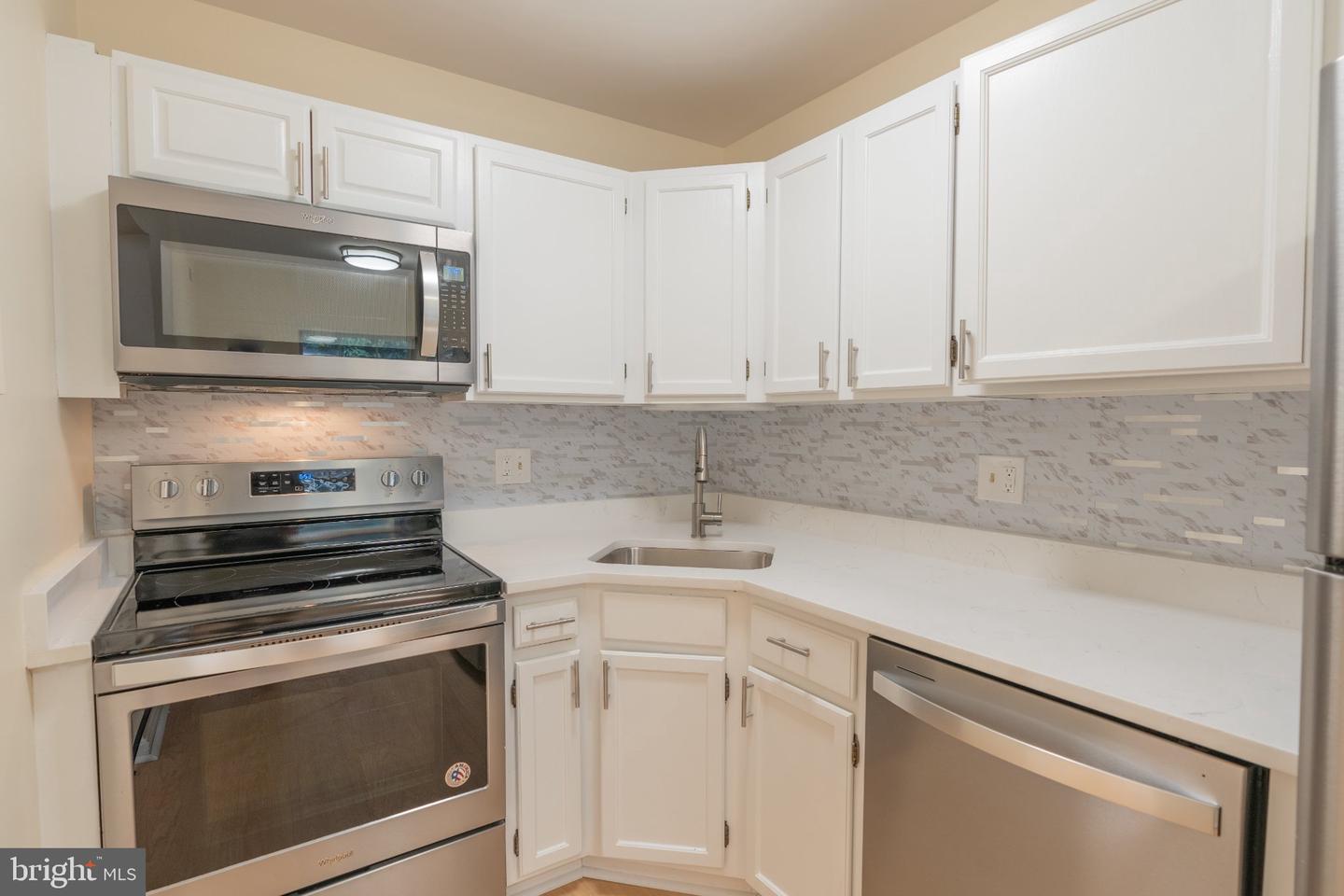 1909 N RHODES ST #29 Property Photo 1