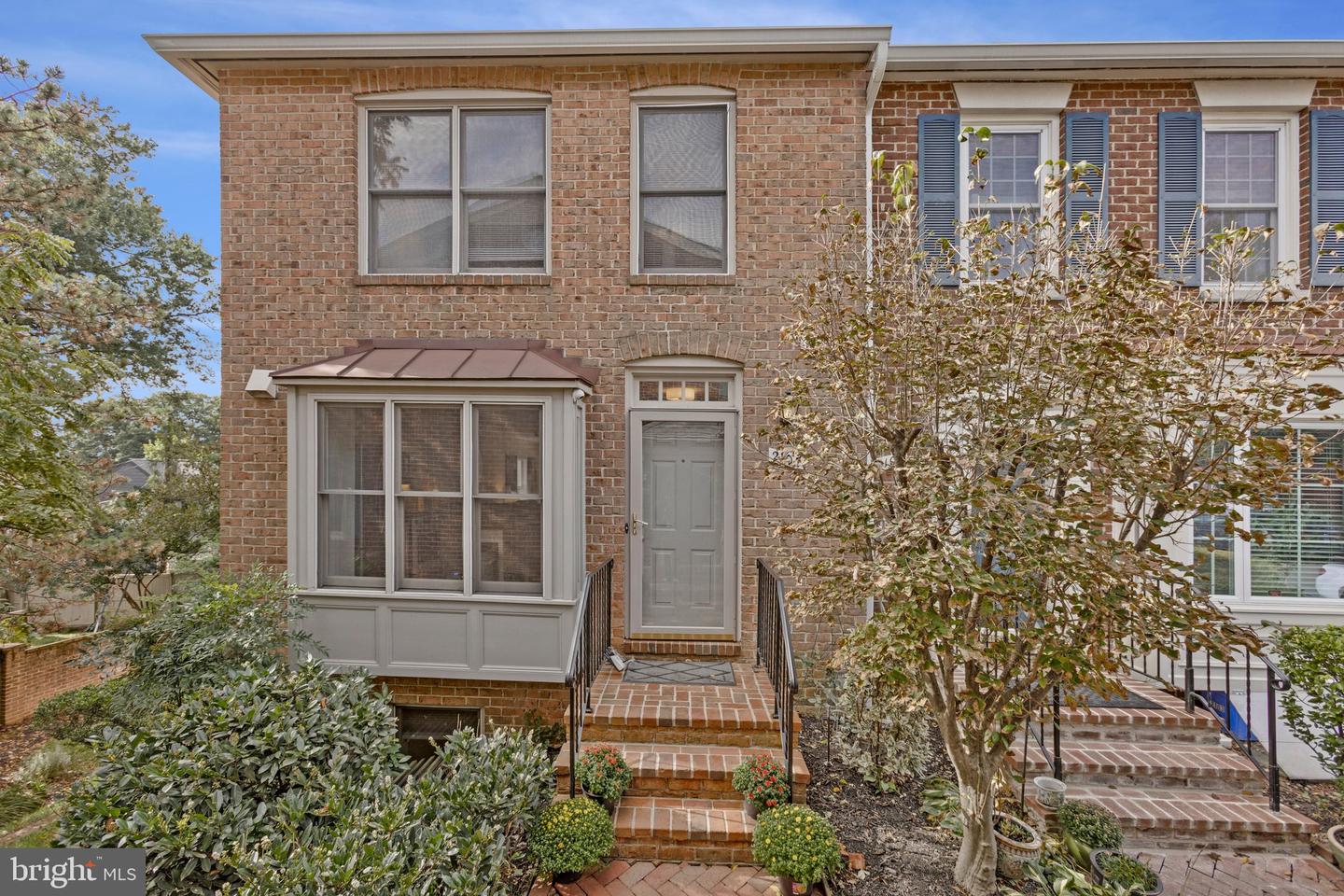 2105 N Tazewell Ct Property Photo 1