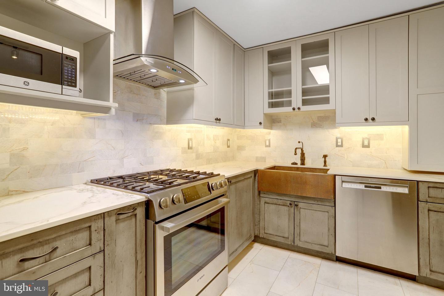 1300 ARMY NAVY DR #827 Property Photo 1
