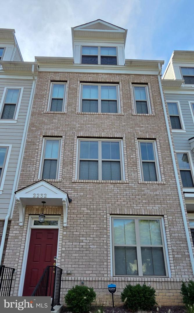 2232 S Glebe Rd Property Photo 1