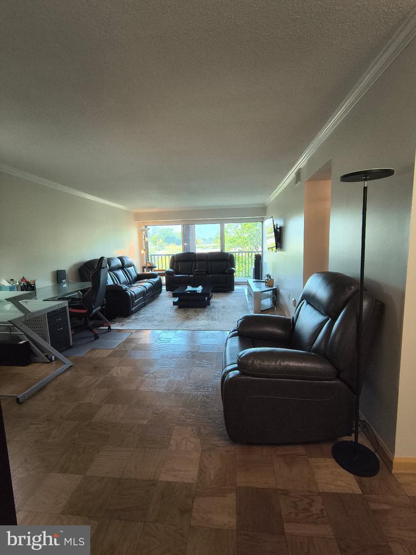 1300 ARMY NAVY DR #606 Property Photo 1