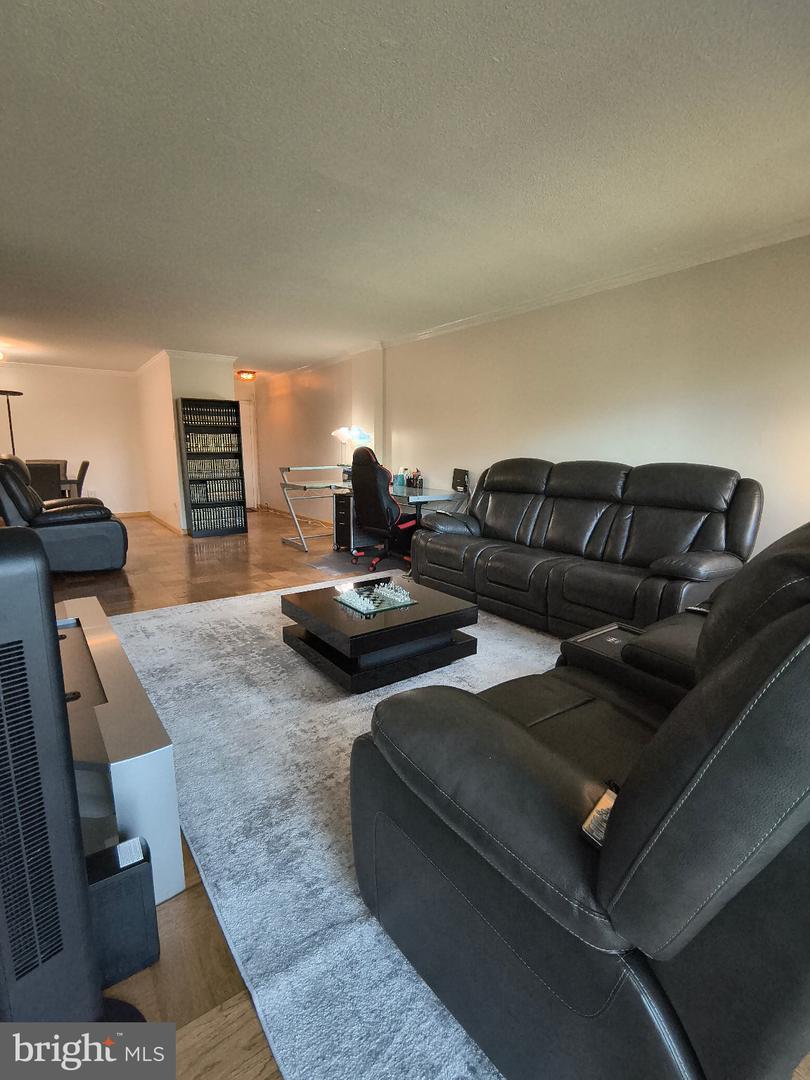 1300 Army Navy Dr #606 Property Photo 2