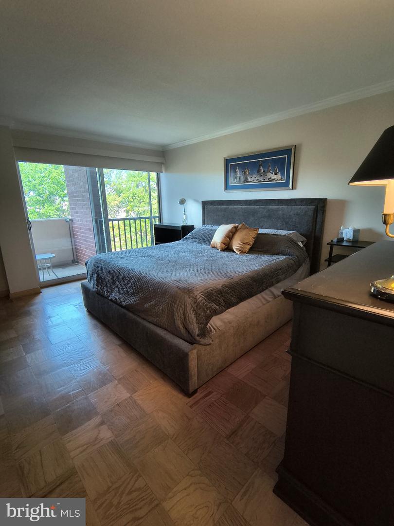 1300 Army Navy Dr #606 Property Photo 3