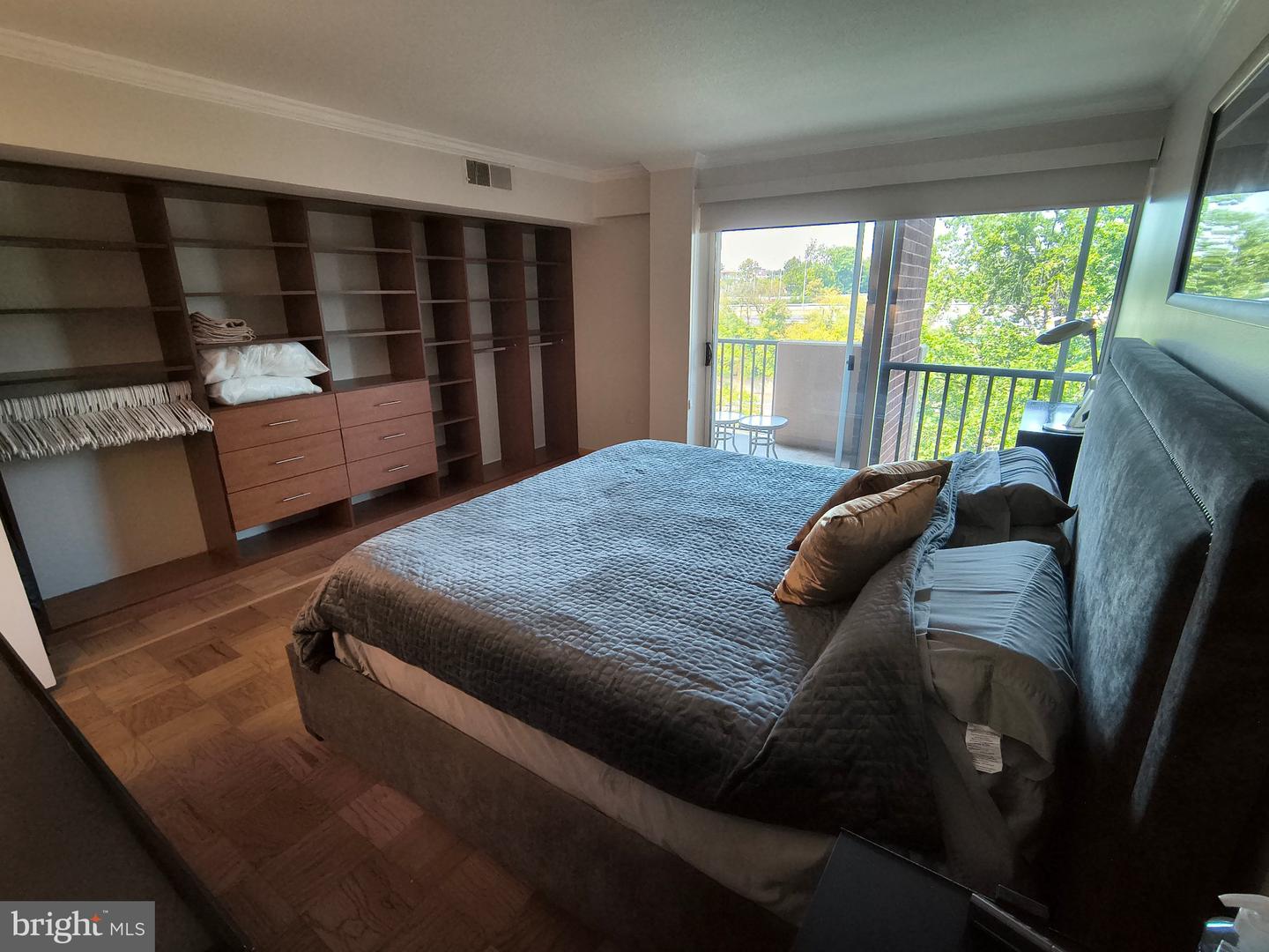 1300 Army Navy Dr #606 Property Photo 4