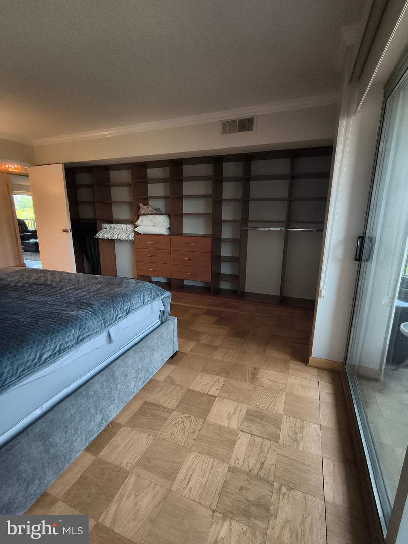 1300 Army Navy Dr #606 Property Photo 5
