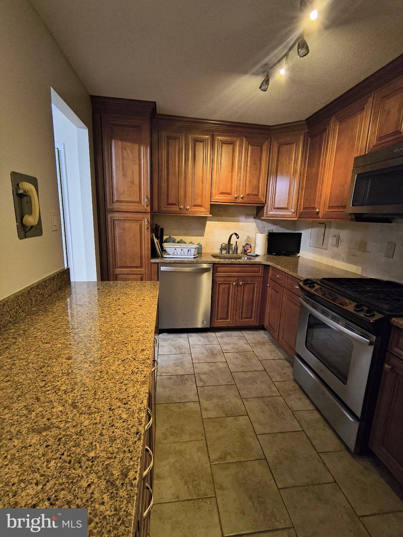 1300 Army Navy Dr #606 Property Photo 8