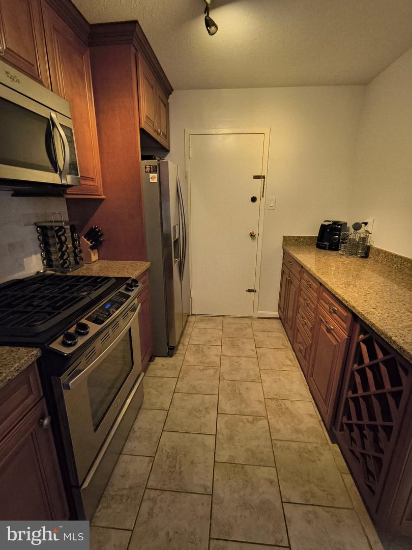 1300 Army Navy Dr #606 Property Photo 10