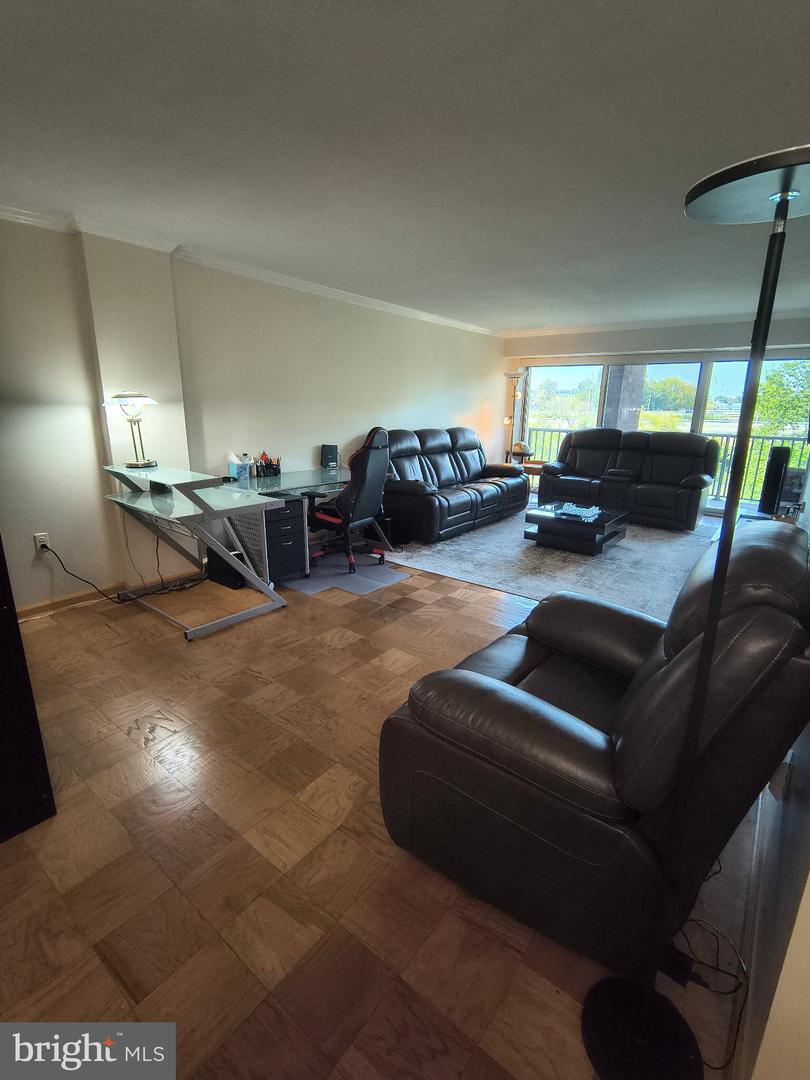 1300 Army Navy Dr #606 Property Photo 13