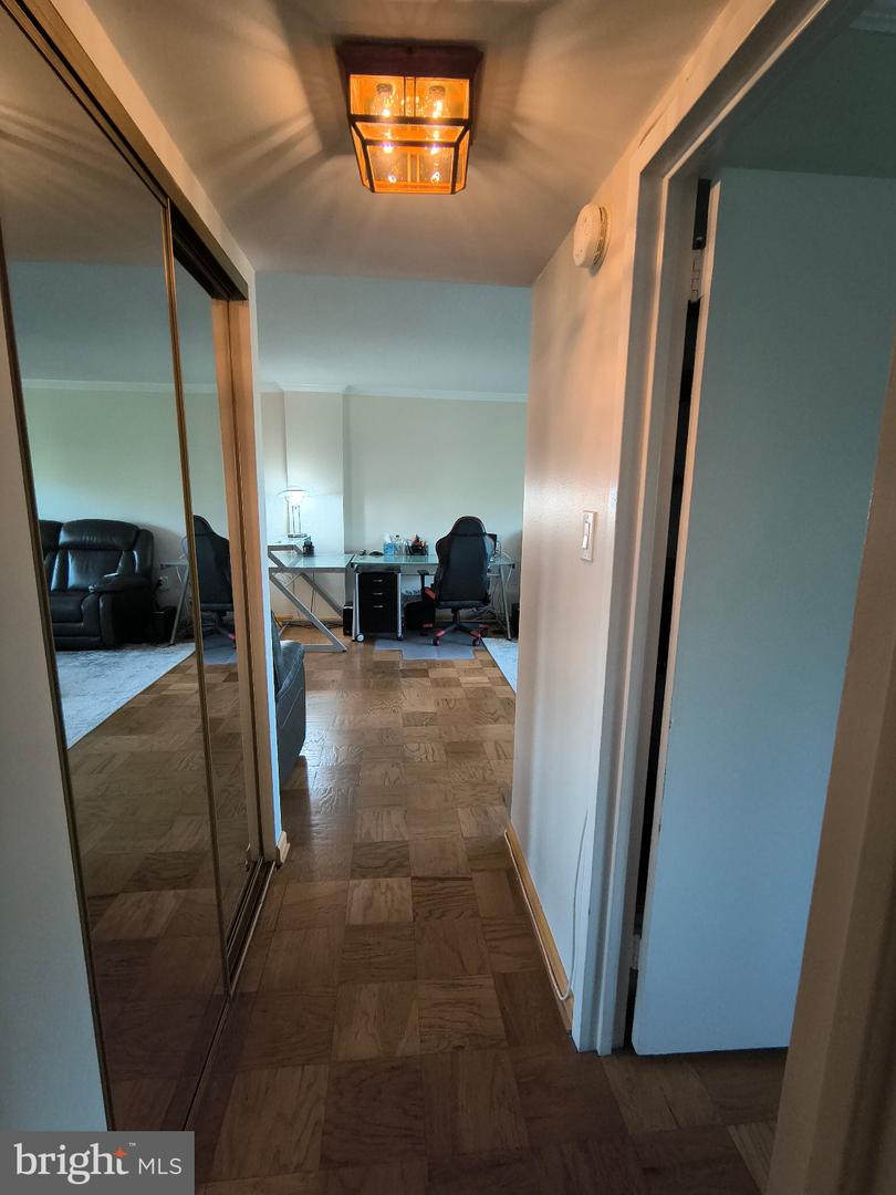 1300 Army Navy Dr #606 Property Photo 16