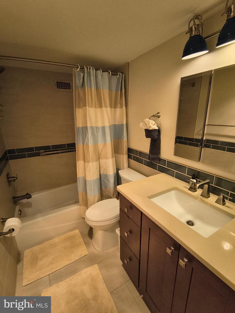 1300 Army Navy Dr #606 Property Photo 17