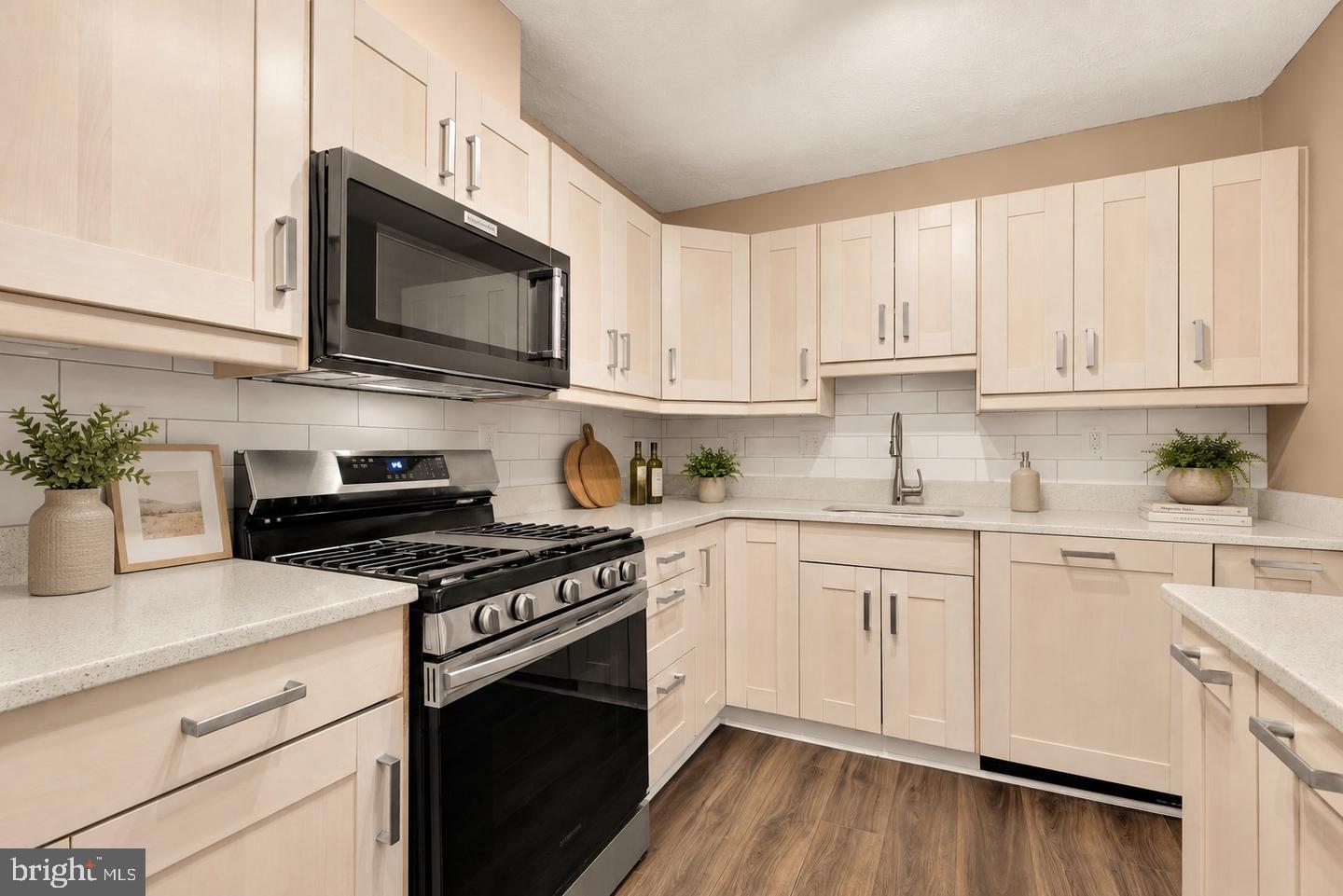 1300 Army Navy Dr #503 Property Photo 4