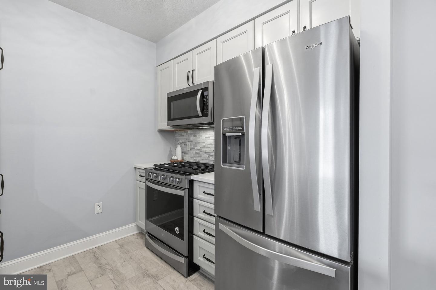 1021 N Garfield St #621 Property Photo 4