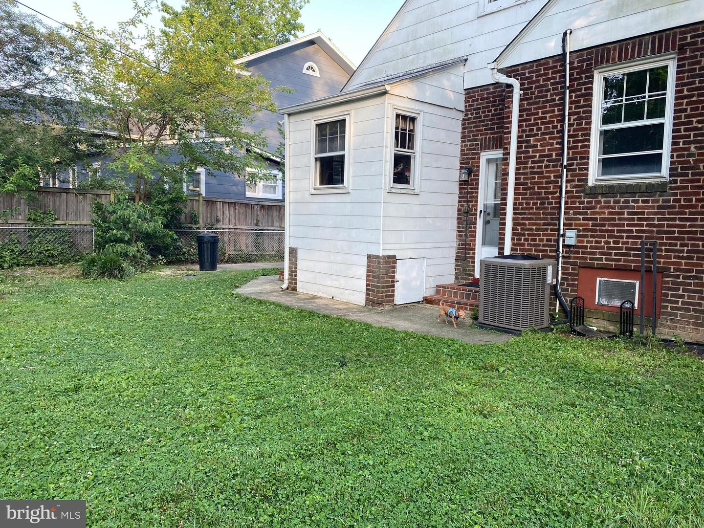 202 E Spring St Property Photo 4