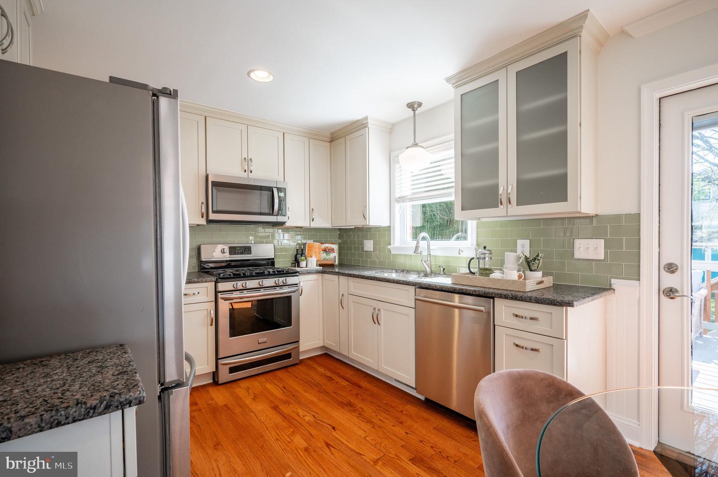 2406 Burke Ave #a Property Photo 5