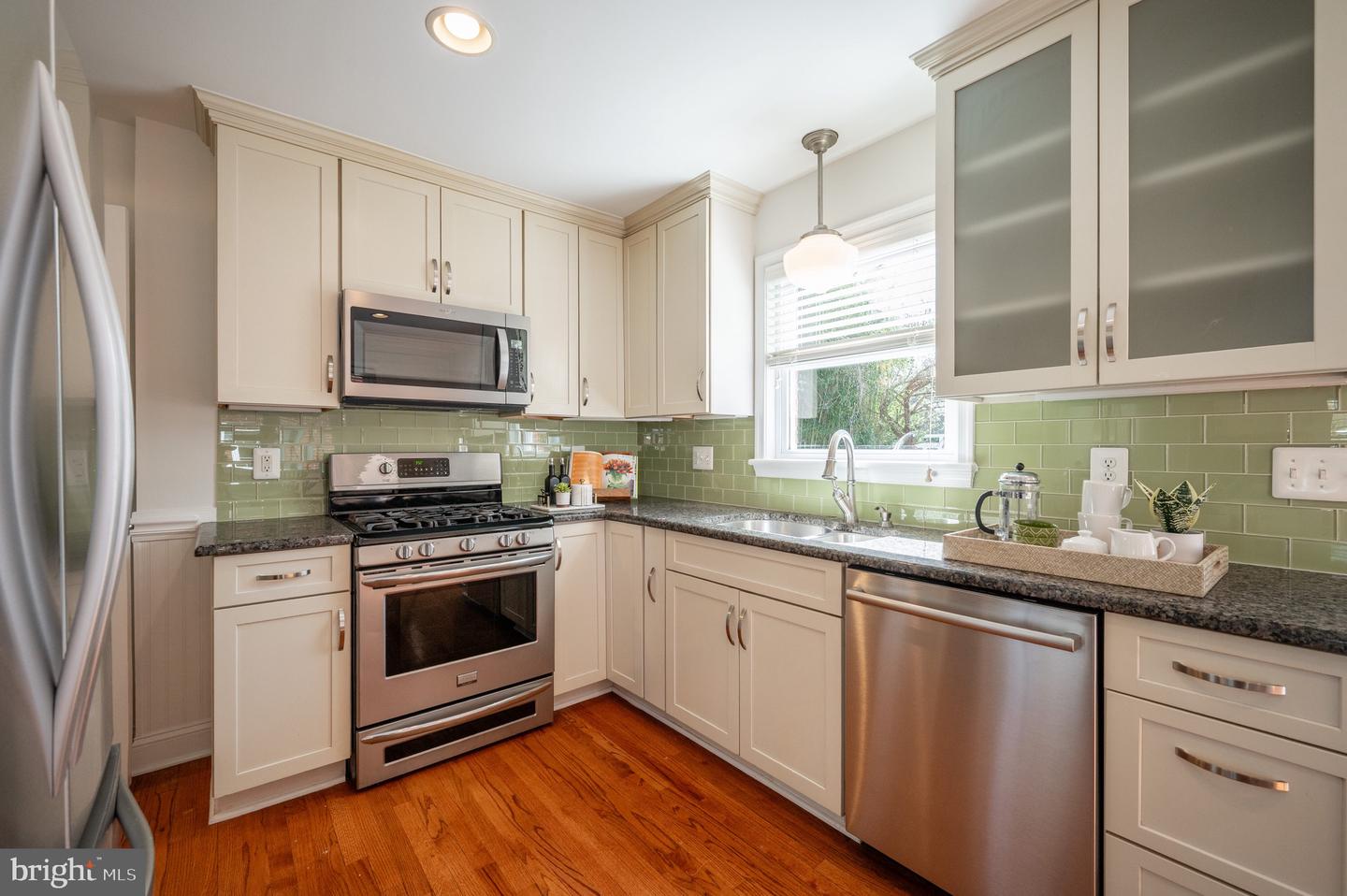 2406 Burke Ave #a Property Photo 6