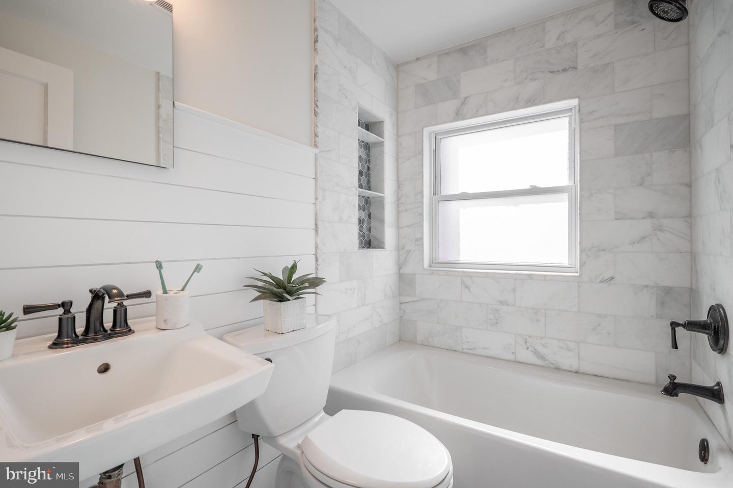 2406 Burke Ave #a Property Photo 14