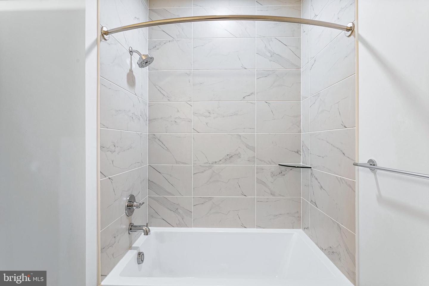 635 Slaters Ln #309 Property Photo 15