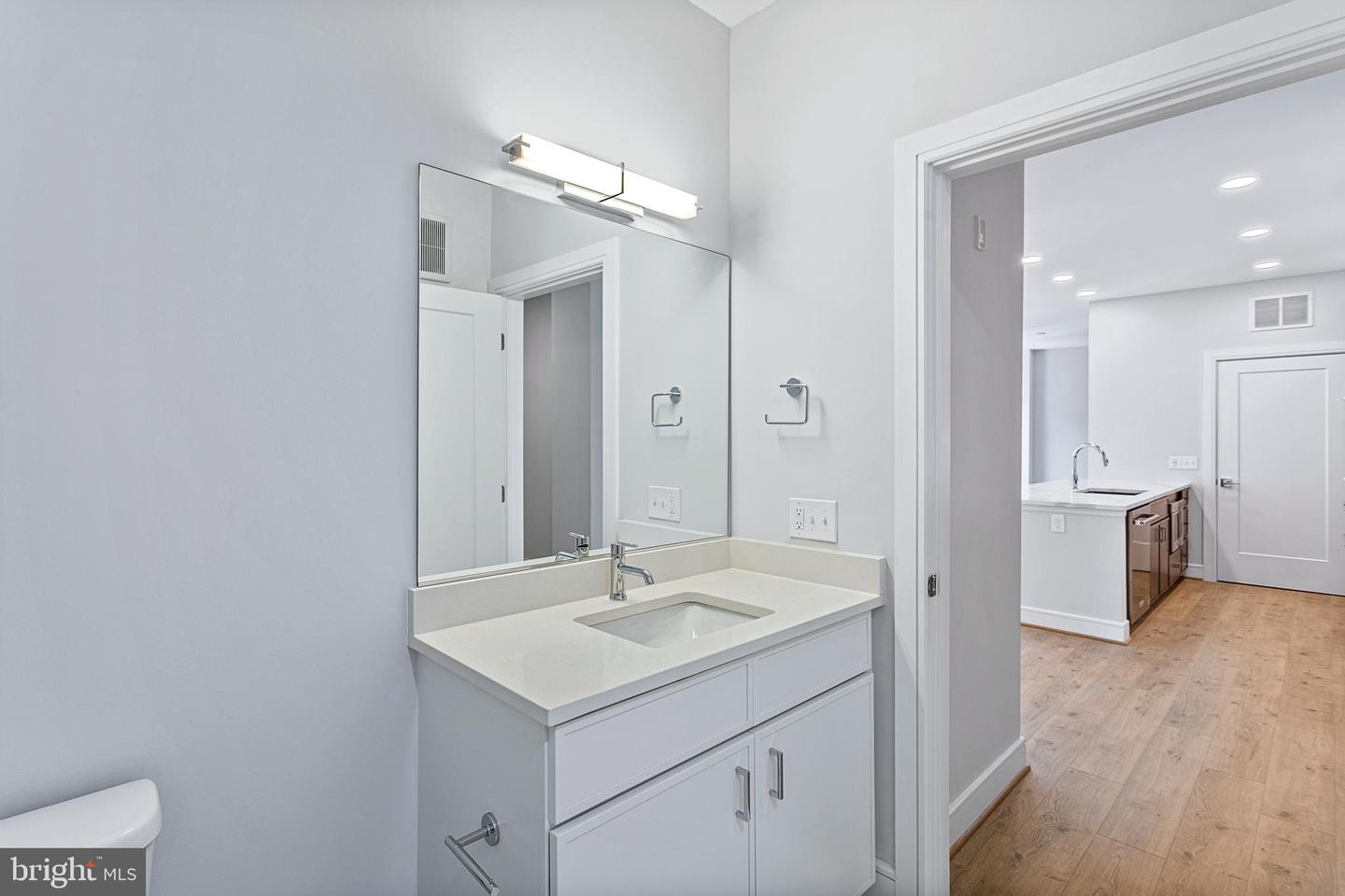635 Slaters Ln #309 Property Photo 18