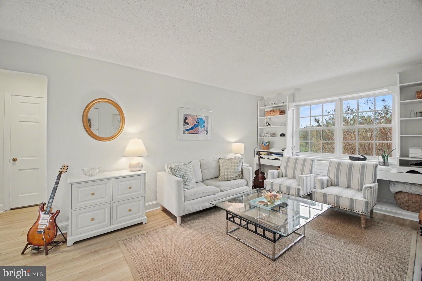 1632 W ABINGDON DR #302 Property Photo 1
