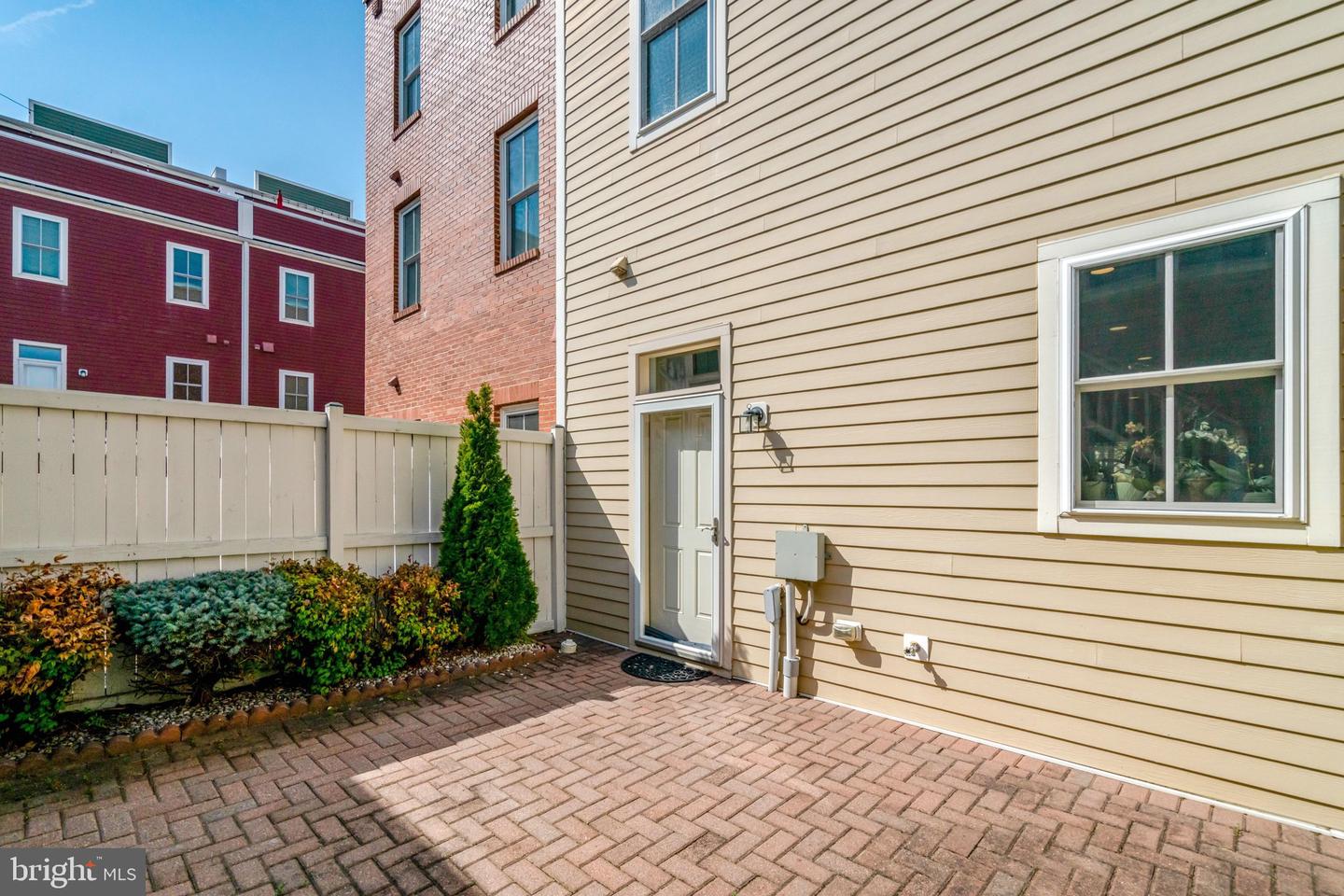 713 E Custis Ave Property Photo 42