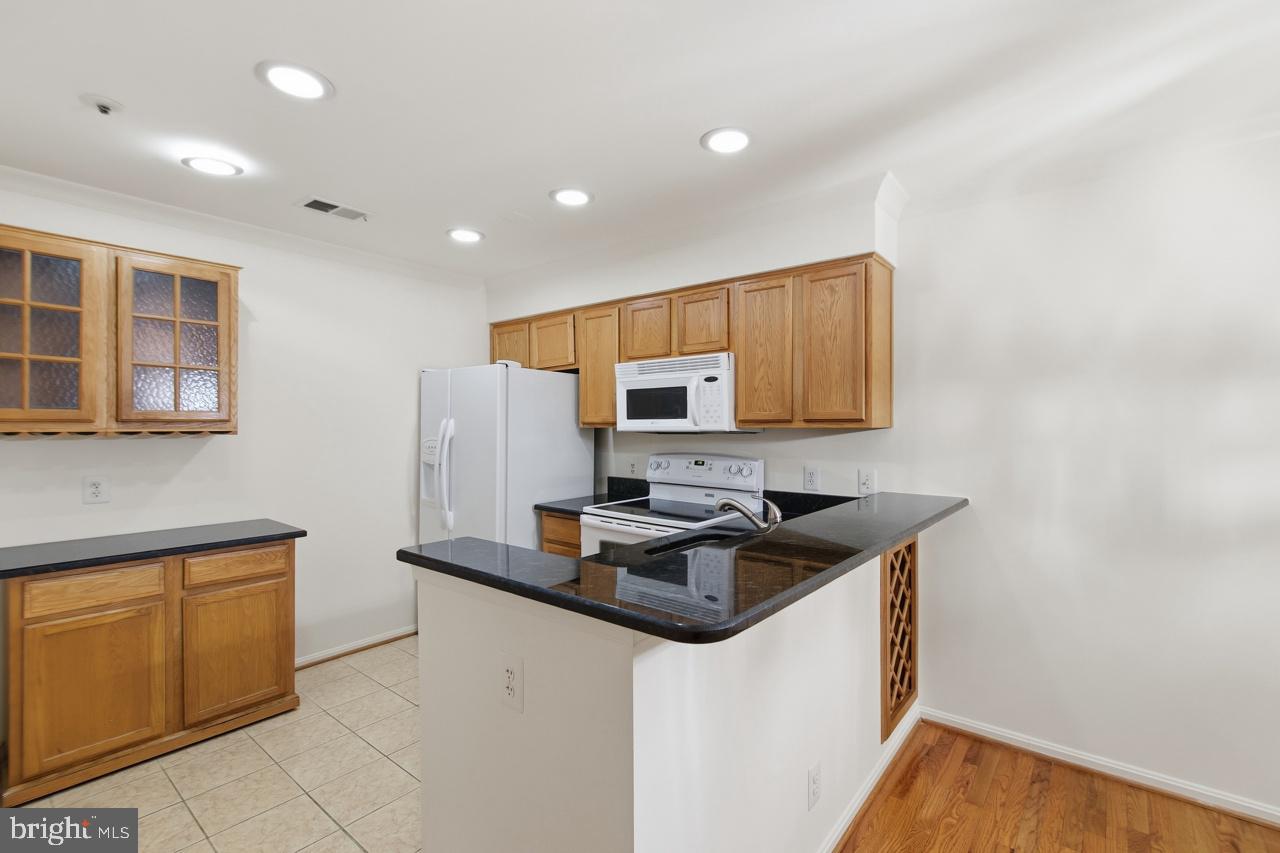 240 S Reynolds St #212 Property Photo 11