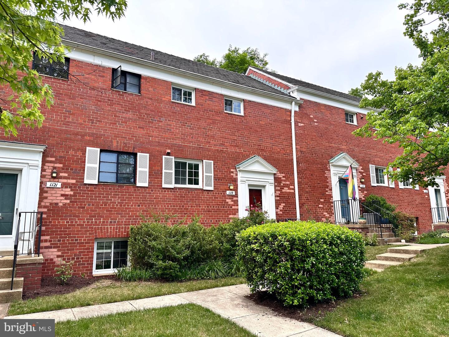 1119 BEVERLEY DR