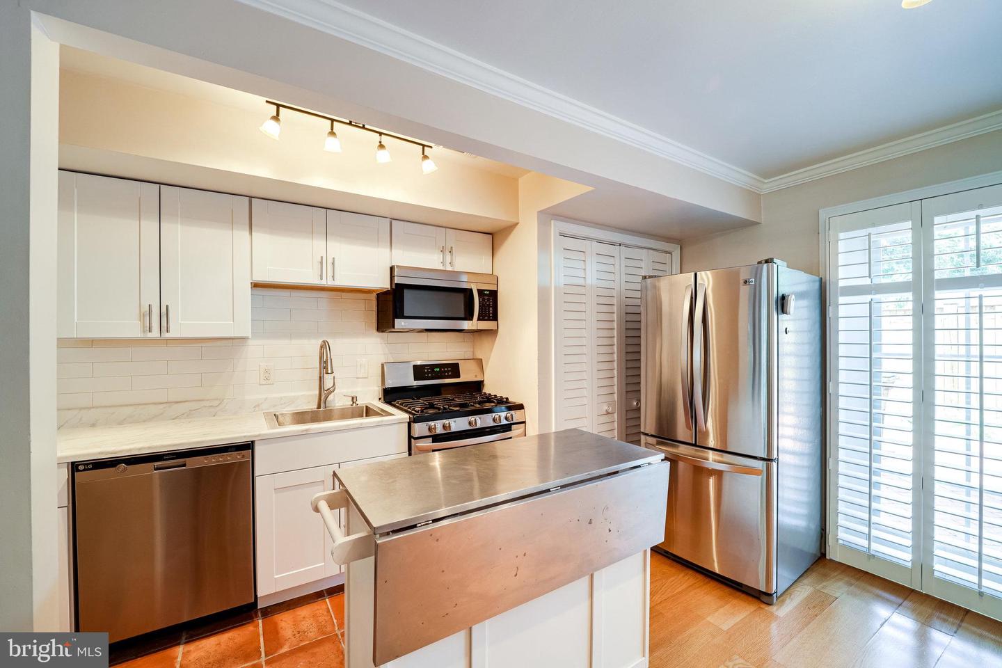 1317 Queen St Property Photo 7