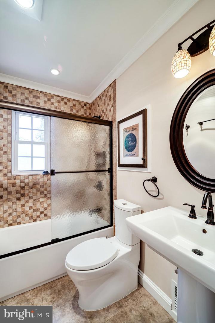 1317 Queen St Property Photo 16