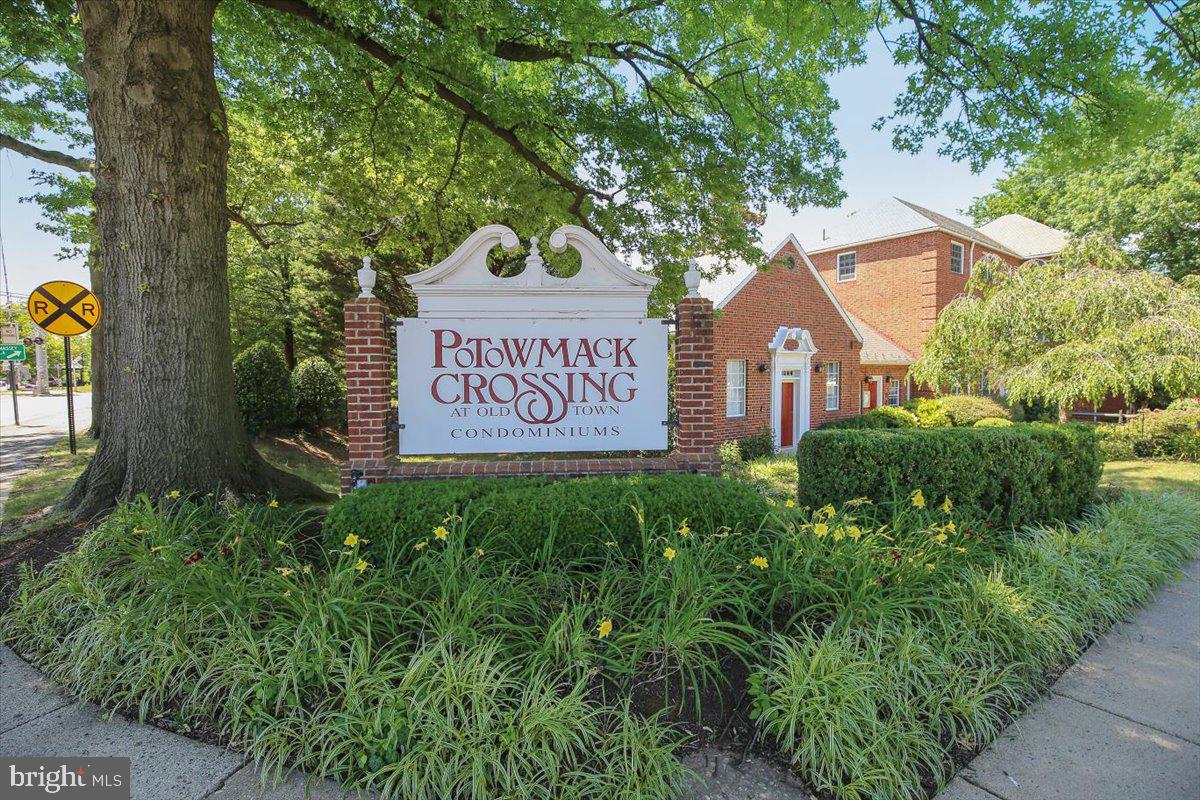 1708 W ABINGDON DR #301 Property Photo 1