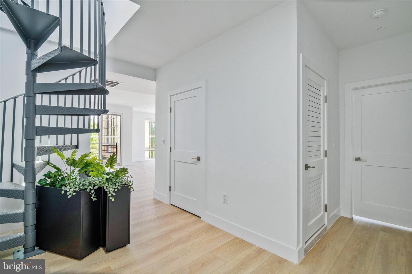 228 Glebe Rd W #301 Property Photo 3
