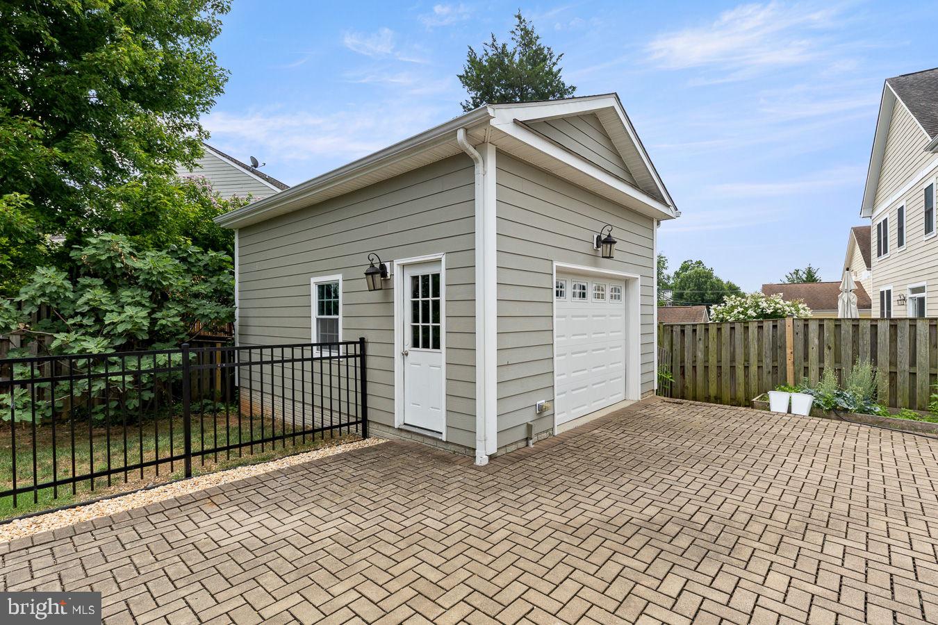 33 Donelson St Property Photo 44