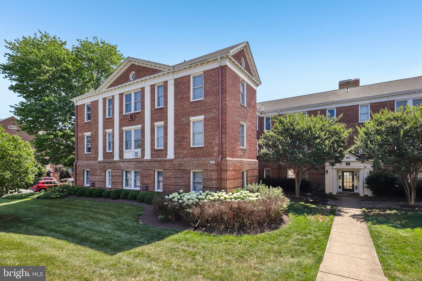906 S Washington St #207 Property Photo 2