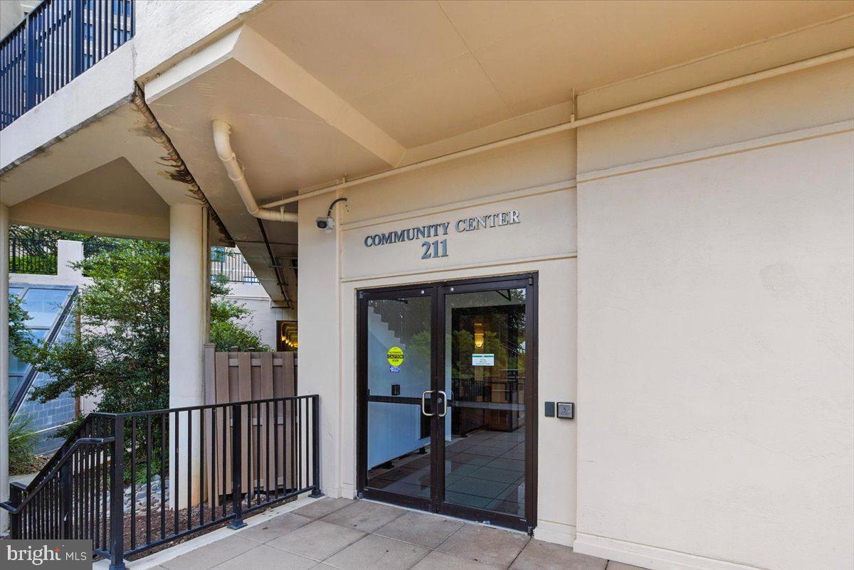 309 Yoakum Pkwy #204 Property Photo 33