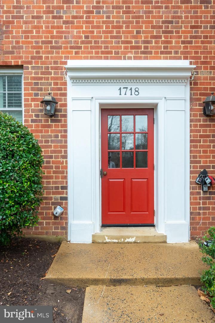 1718 W ABINGDON DR #302 Property Photo 1