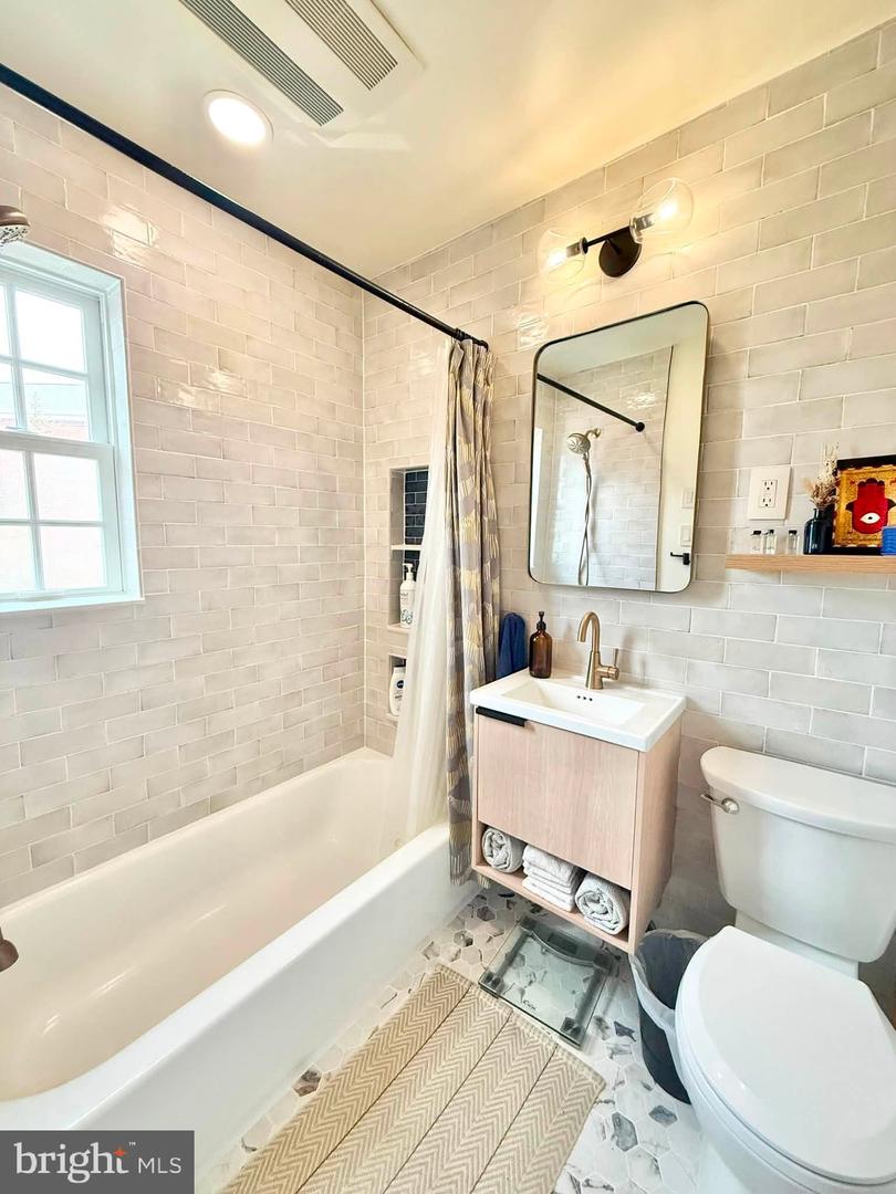 1616 W Abingdon Dr W #202 Property Photo 7