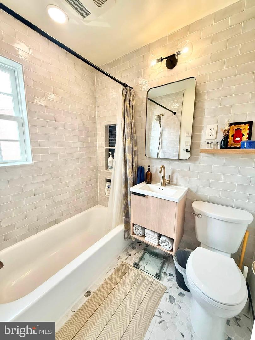1616 W Abingdon Dr W #202 Property Photo 8