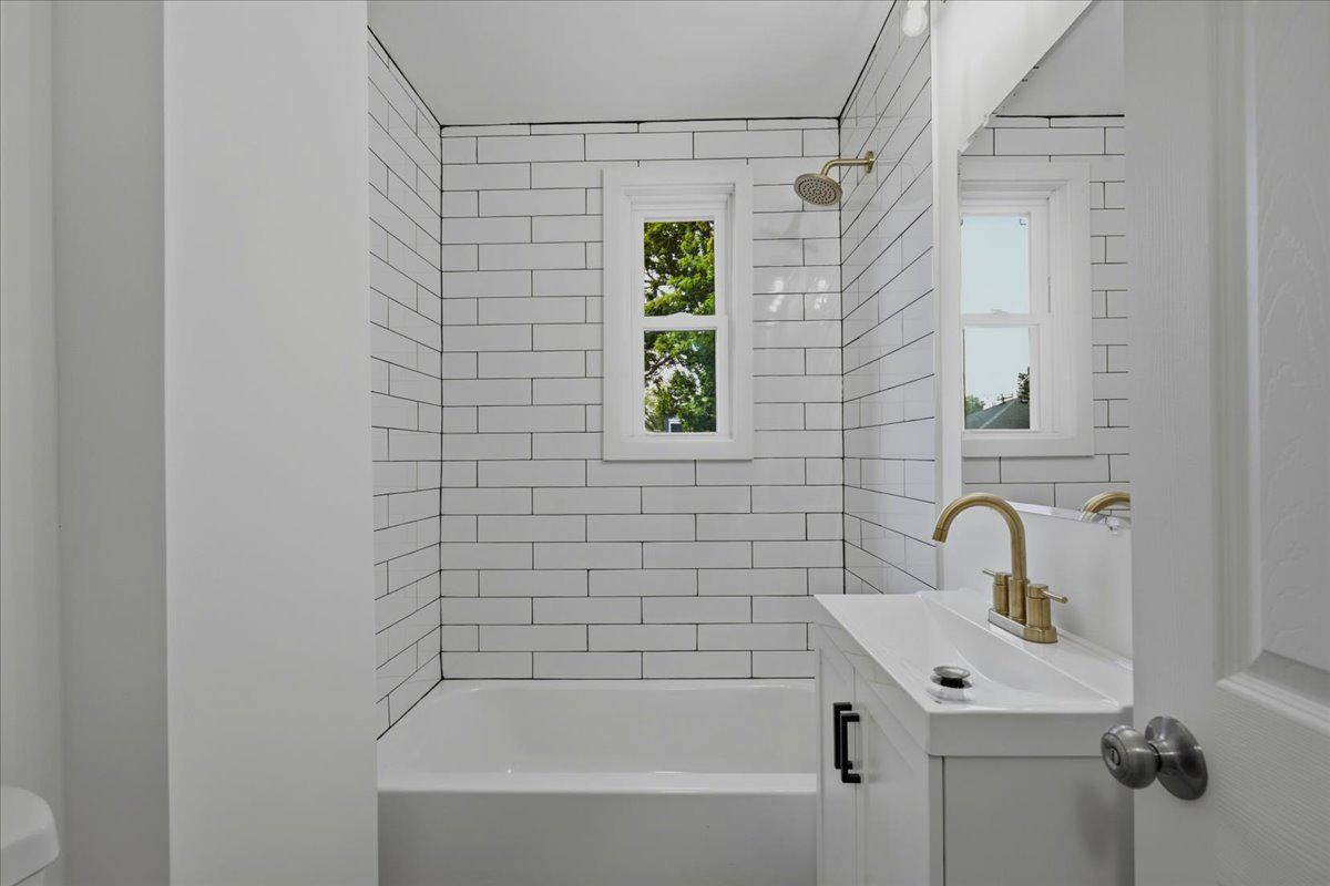 109 Clifford Ave Property Photo 12