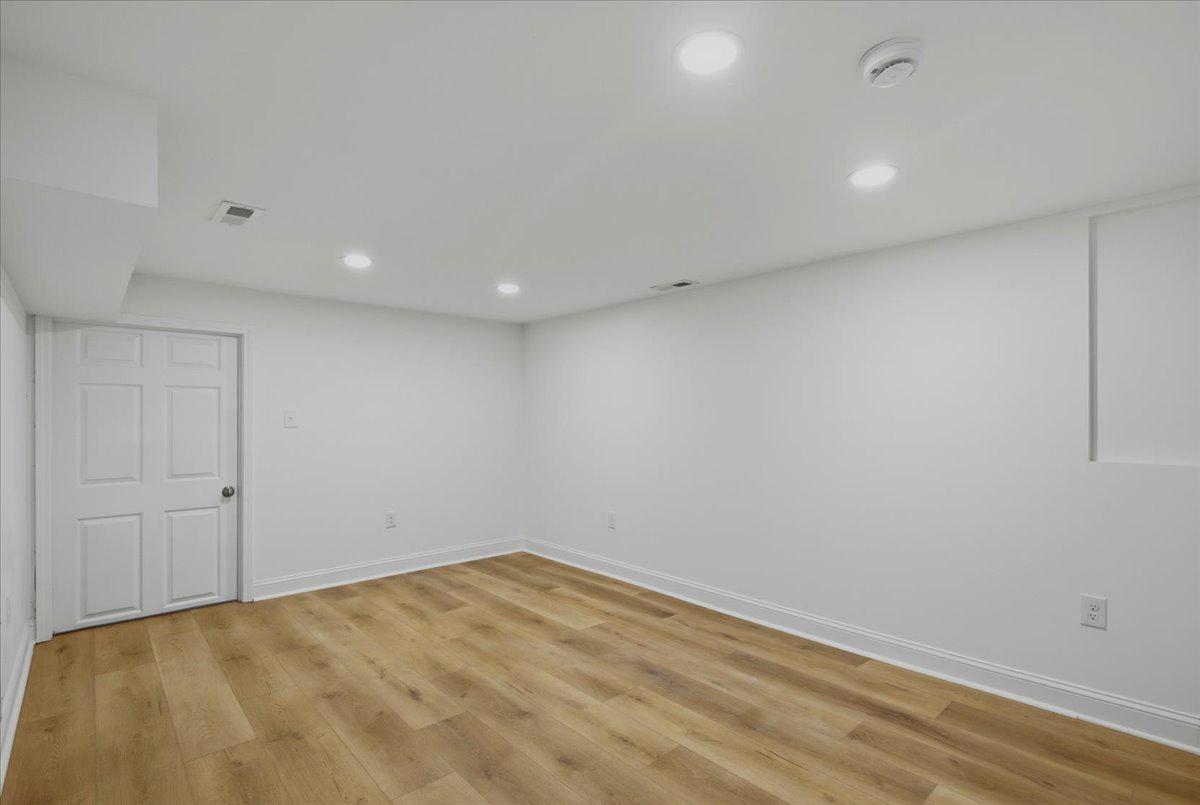 109 Clifford Ave Property Photo 25