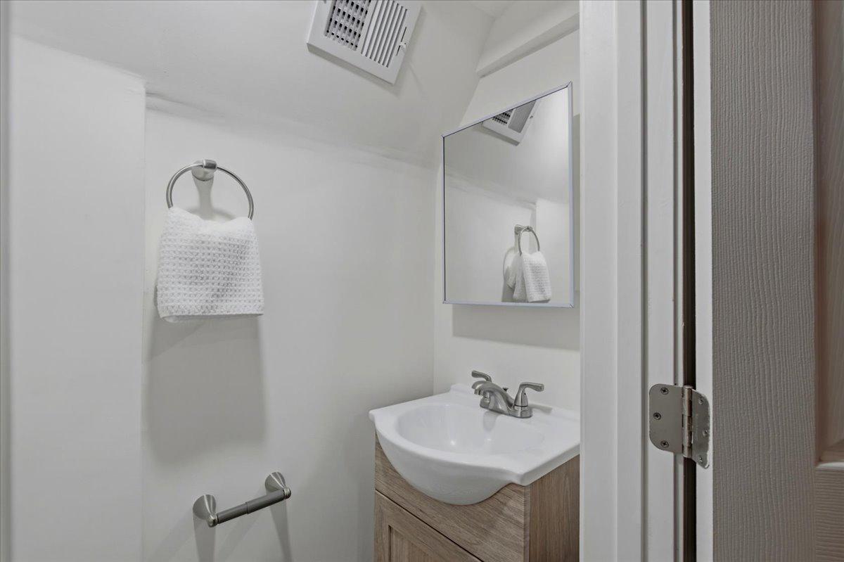 109 Clifford Ave Property Photo 26