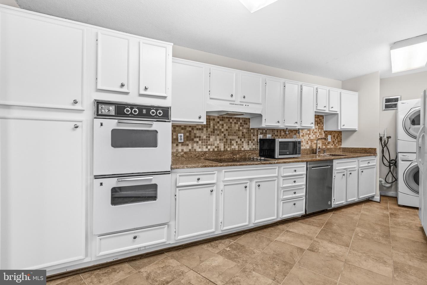 205 Yoakum Pkwy #914 Property Photo 12