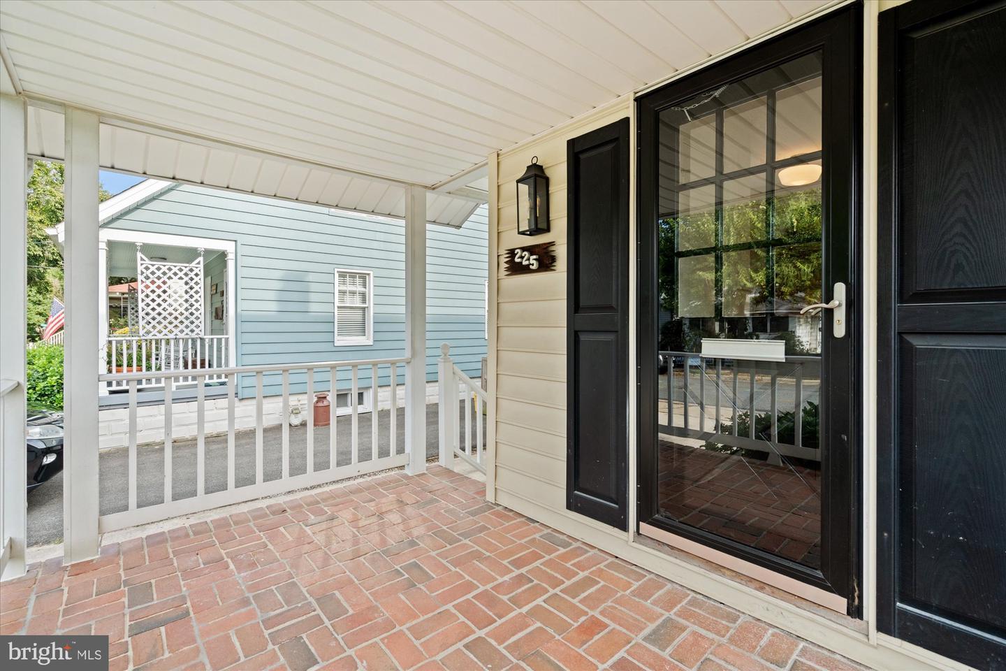 225 E Spring St Property Photo 6