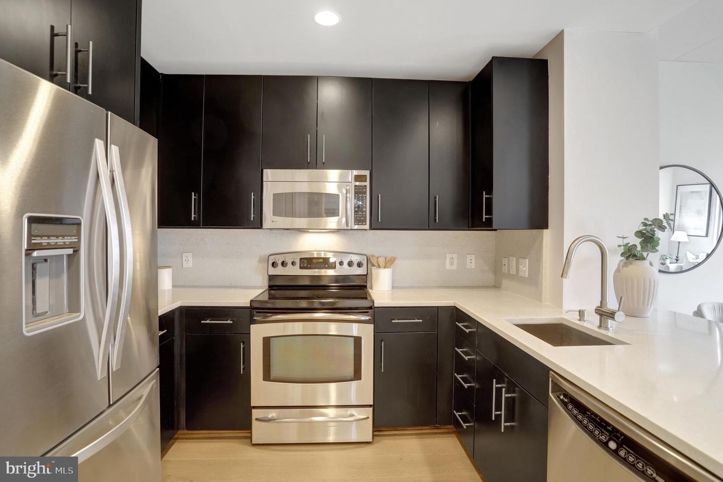 520 John Carlyle St #320 Property Photo 3