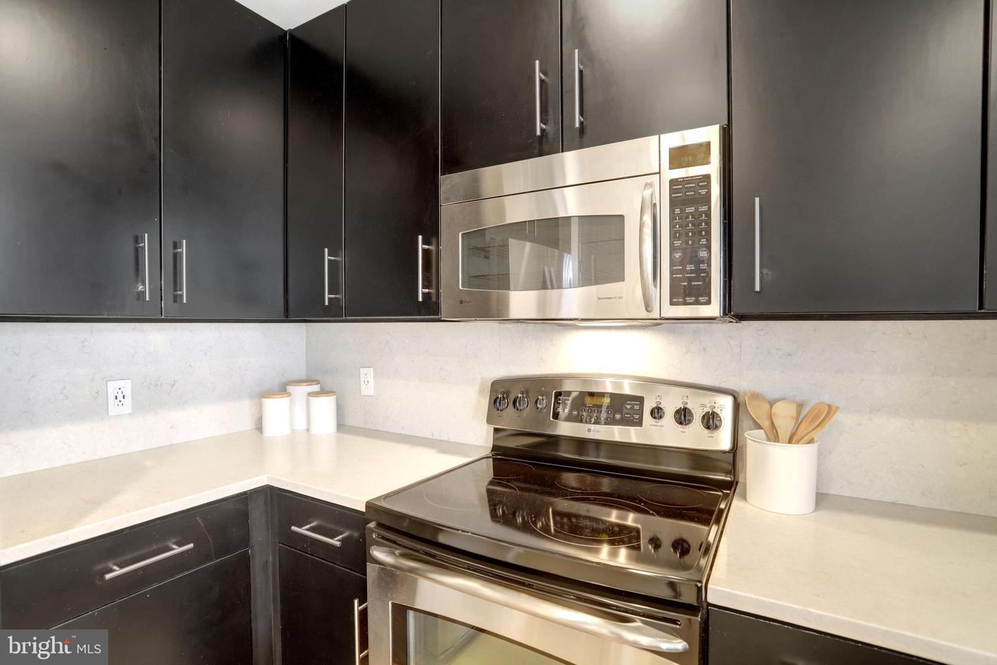 520 John Carlyle St #320 Property Photo 4