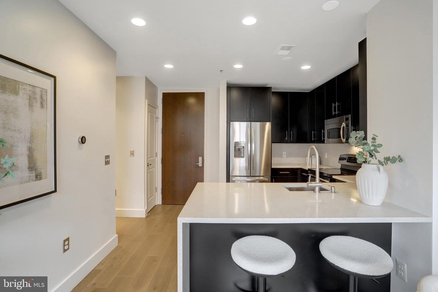 520 John Carlyle St #320 Property Photo 6