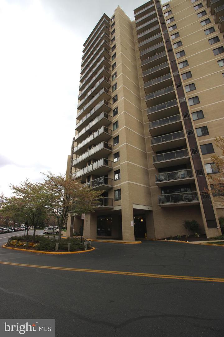 307 Yoakum Pkwy #1701 Property Photo 2