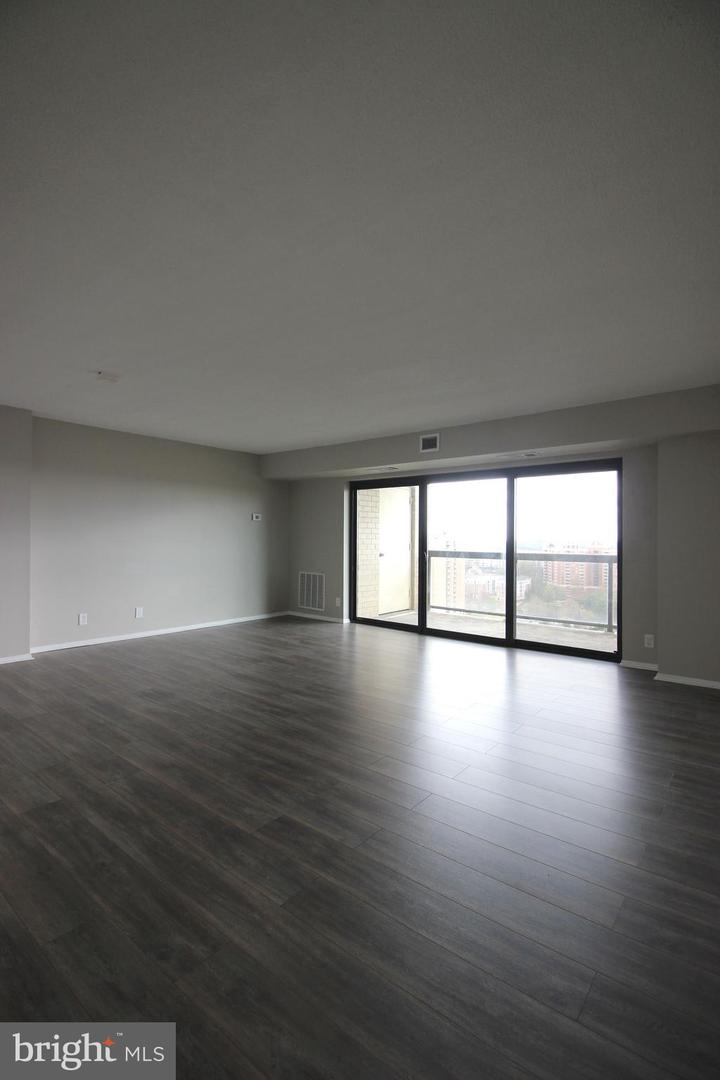 307 Yoakum Pkwy #1701 Property Photo 8