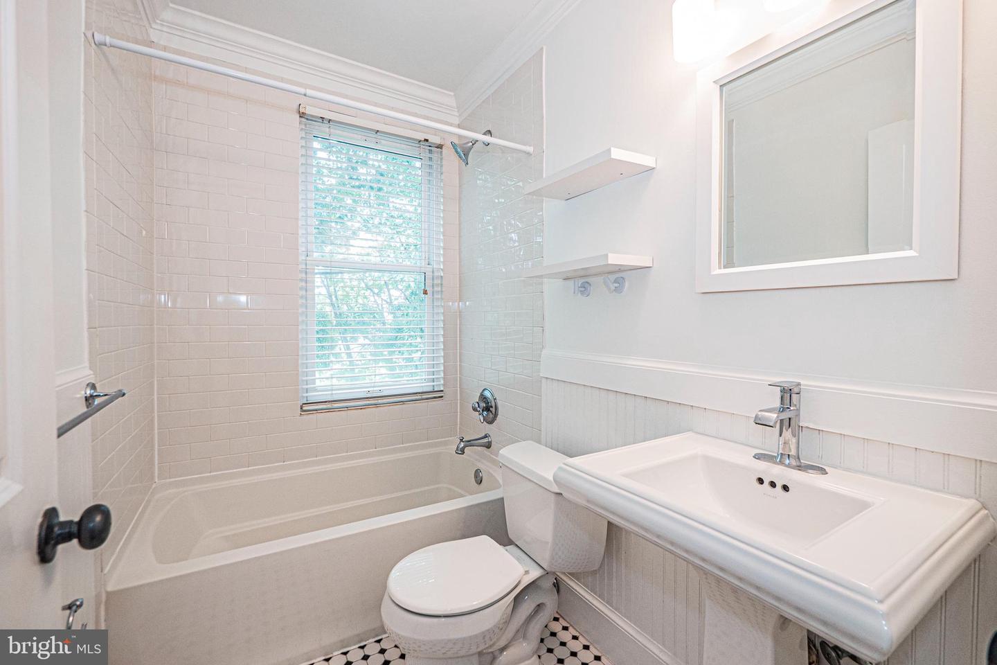 922 S Washington St #310 Property Photo 4